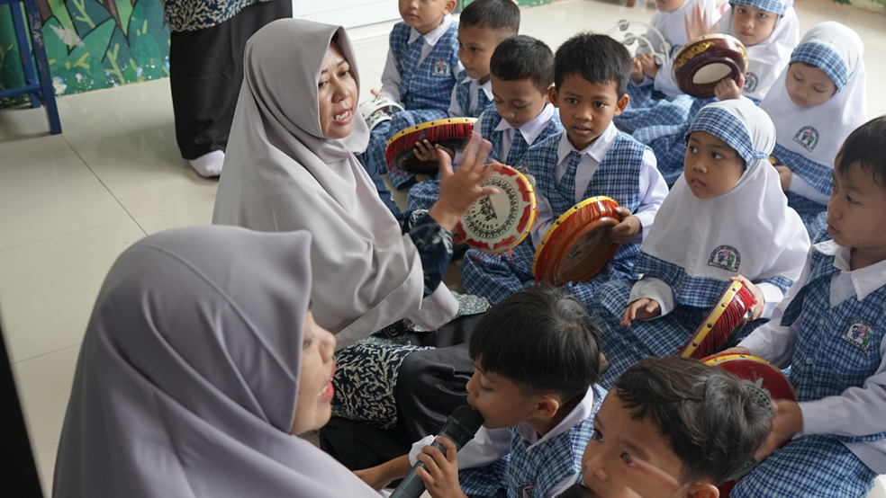 Peran Orang Tua dalam Membangun Karakter Anak Melalui Pola Asuh yang Positif