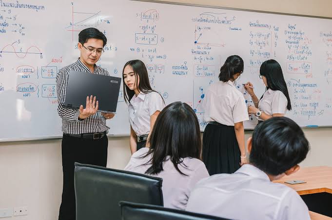 Strategi Pembelajaran di SMA untuk Mengembangkan Potensi Akademik dan Karier