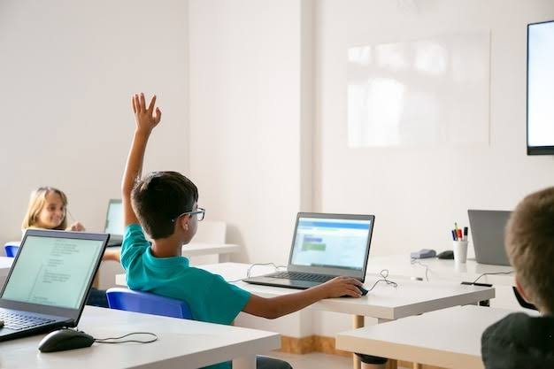 Mengapa Sekolah Perlu Mengajarkan Literasi Digital Sejak Dini di Era Informasi Modern